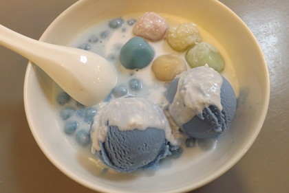 バタフライピーアイスクリームとタピオカ